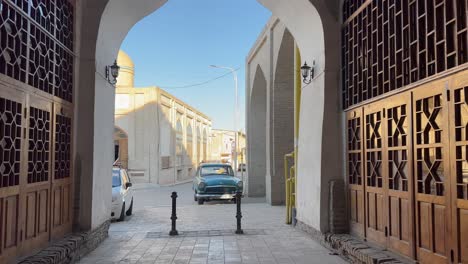 4K-Gimbal-Aufnahme:-Spaziergang-Durch-Die-Alten-Straßen-Des-UNESCO-Weltkulturerbes-In-Der-Altstadt-Von-Buchara,-Usbekistan