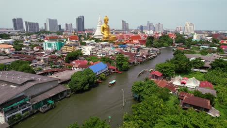 Riesige-Goldene-Buddha-Statue-Im-Wat-Paknam-Phasi-Charoen-In-Bangkok,-Thailand