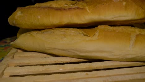 Der-Mann-Nimmt-Einen-Stapel-Galizisches-Brot-Heraus,-Passt-Die-Platzierung-An-Und-Legt-Dann-Frisches-Brot-An-Bord