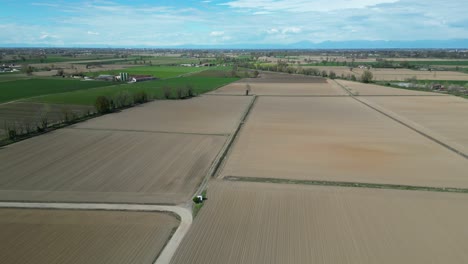 Frisch-Bewirtschaftete-Maisfelder-In-Der-Poebene-In-Italien,-Mit-Den-Alpen-Im-Hintergrund