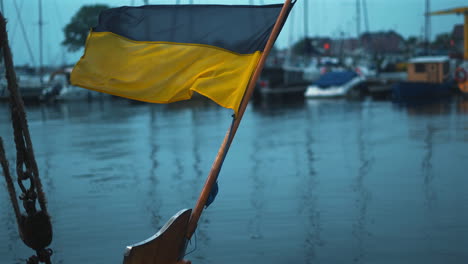 Die-Pommersche-Flagge-Weht-Im-Yachthafen-Im-Wind,-Im-Hintergrund-Yachten