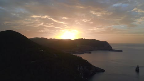 Ibiza-Berg-Sonnenuntergang-Bunte-Benirras-Bay-Insel