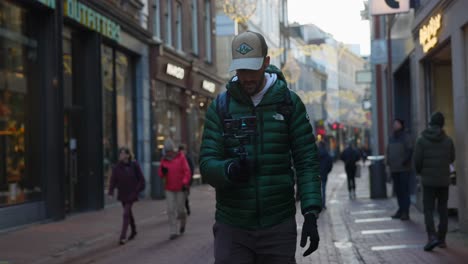 Männlicher-Tourist-Dokumentiert-Reisen-Mit-Kamera-Auf-Gimbal-Stabilisator-In-Amsterdam,-Niederlande
