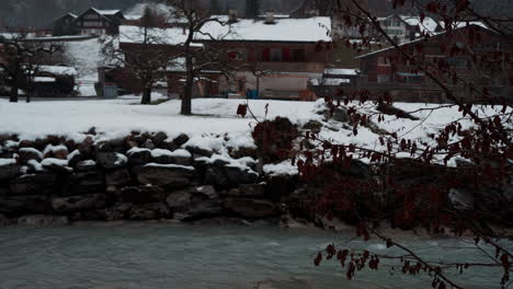 Ruhiger-Blick-Auf-Den-Fluss-Weisse-Lütschine-In-Lauterbrunnen,-Schweiz,-Aufgenommen-An-Einem-Ruhigen,-Verschneiten-Wintertag,-Der-Die-ätherische-Schönheit-Der-Natur-Zeigt