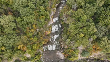Oben-Blick-Auf-Die-Kaskadierenden-Hector-Wasserfälle-über-Felsen-Im-Bundesstaat-New-York,-USA