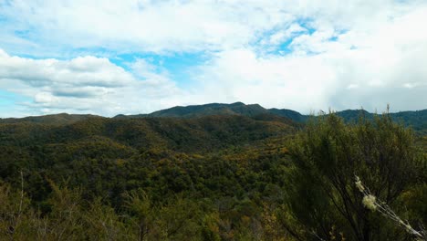 Abel-Tasman-Allure:-Las-Nubes-Convergen-En-Una-Montaña-En-Un-Entorno-Cautivador-Metrajes