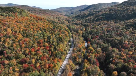 Árboles-De-Colores-Durante-El-Otoño-En-Las-Carreteras-De-Montaña-De-Vermont-En-Los-Estados-Unidos.