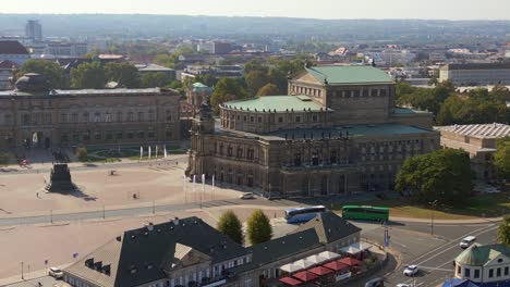 Cityscape-Dresden-Zwinger,-Church,-Opera-at-Elbe