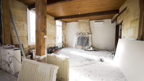 Wohnraum-Renoviert-Mit-Neuen-Wänden-Und-Paneelen-Inklusive-Holzverkleidung,-Dolly-In-Der-Pfanne,-Rechte-Aufnahme