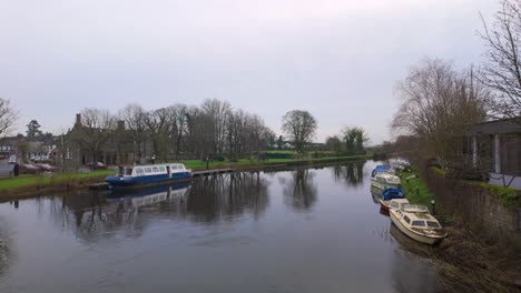 Barrow-River-Athy-Kildare-Irland-Freizeitboote-Vertäut-Im-Stadtzentrum-An-Einem-Wintermorgen