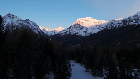 Paisaje-De-Las-Montañas-De-Valmalenco-Al-Atardecer-En-La-Temporada-De-Invierno,-Italia