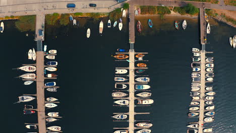Draufsicht-Auf-Viele-Luxuriöse-Yachten-Und-Boote,-Die-In-Der-Marina-In-Polen-Festgemacht-Sind