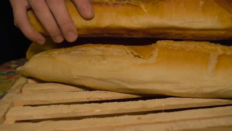Mann-Bereitet-Mehrere-Laibe-Galizisches-Brot-Zu-Und-Stapelt-Sie-Auf-Einem-Holzschneidebrett