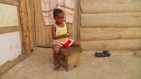 Süße-Nette-Kleine-Schwarzafrikanische-Kinder-Spielen-Allein-In-Einem-Kornett-Aus-Holzhäusern-In-Einem-Abgelegenen-Dorf-In-Afrika