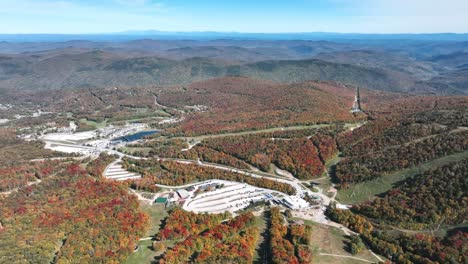 Panorama-Luftaufnahme-Des-Killington-Resorts-Im-Herbst-Im-Rutland-County,-Vermont,-Vereinigte-Staaten