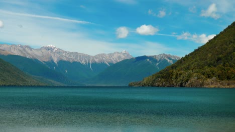 Lago-Rotoroa:-Majestuosas-Montañas-Enmarcan-Aguas-Serenas