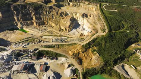 Minería-A-Cielo-Abierto-Extrayendo-Roca-De-La-Tierra-En-Un-Día-Soleado-En-Castriz,-España