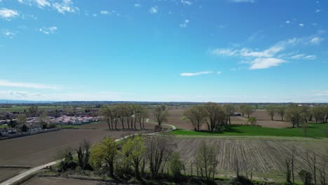 Drone-Vuela-Sobre-Campos-Recién-Cultivados-En-El-Valle-Del-Po-En-Un-Soleado-Día-De-Primavera