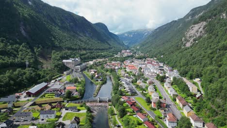 Rjukan-Dorf-Und-Kraftwerk-Im-Hjartdal-Tal,-Vestfold-Und-Telemark,-Norwegen---Luftaufnahme-4k