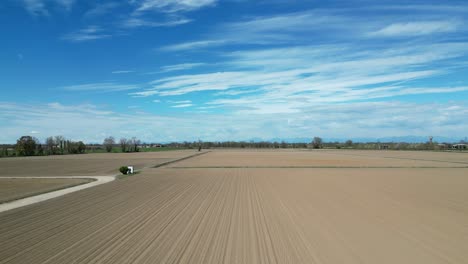 Drohne-Fliegt-An-Einem-Sonnigen-Frühlingstag-Schnell-über-Frisch-Bewirtschaftete-Felder-In-Der-Poebene