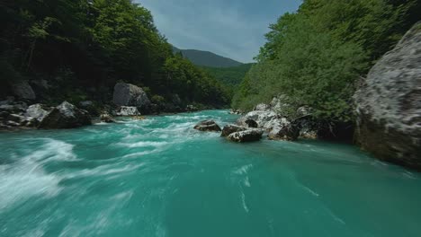 Río-Soca-Que-Fluye-A-Través-De-Rocas-En-Verano-En-Eslovenia
