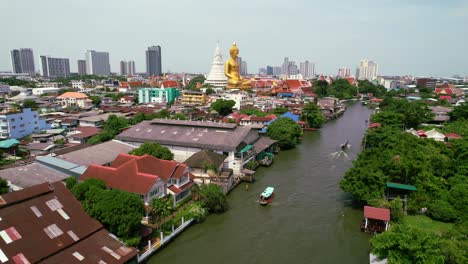Reiseausflugsboote,-Die-Auf-Dem-Fluss-Chao-Phraya-Kreuzen-–-Luftumlauf