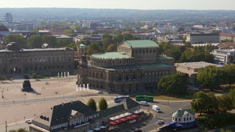 Cityscape-Dresden-Zwinger,-Church,-Opera-at-Elbe