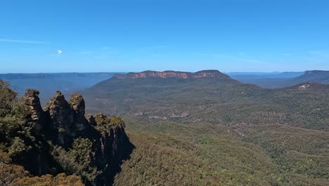 Formación-Rocosa-De-Las-Tres-Hermanas-En-Echo-Point,-Blue-Mountains-Australia---Clip-Panorámico-A-La-Derecha