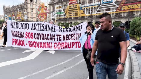 Toma-De-Una-Manifestación-En-El-Zócalo-Del-Centro-De-La-Ciudad-De-México.