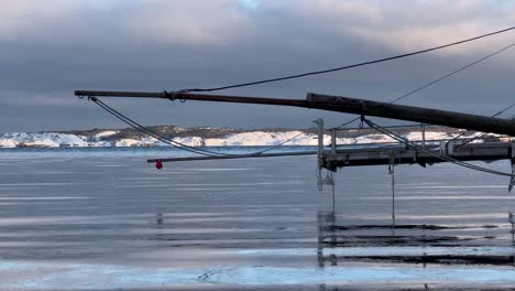 Ruhige-Winterküste-In-Norwegen,-Aufgenommen-In-Sanfter-Zeitlupe-Und-4K-Klarheit