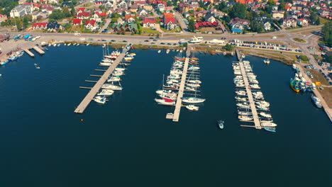 Panoramablick-Auf-Den-Yachthafen-In-Jastarnia-Mit-Festgemachten-Yachten-Und-Booten-Und-Der-Stadt-Im-Hintergrund