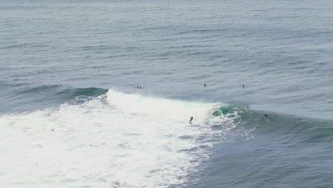 Surfer-Reitet-Auf-Einer-Kleinen-Welle