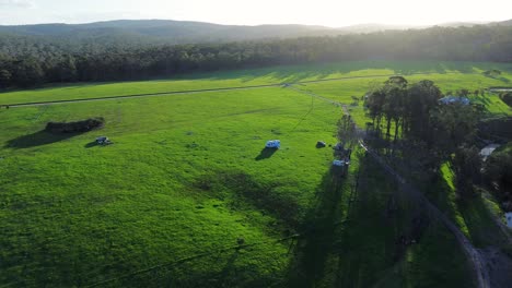 Drohnenantenne,-Nachmittagssonnenuntergang,-Wohnmobil-Auf-Gras,-Bauernhof,-Wiese,-Fahrerlager,-Camping,-Ackerland,-Eden,-Nethercote,-Südküste-Australiens