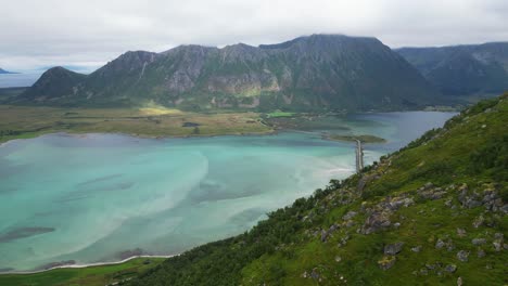 Matmora-Wanderung-Blick-Auf-Die-Lagune-Hauklandsvannet-Auf-Den-Lofoten,-Norwegen---Luftaufnahme