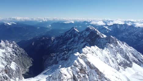Un-Dron-Dispara-Sobre-La-Montaña-Zugspitze-En-Garmisch-Partenkirchen,-Alemania