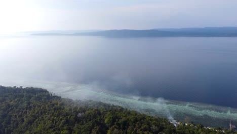 Malerische-Luftaufnahme-Abgelegener-Tropischer-Inseln,-Ozeane-Und-Korallenriffe-In-Raja-Ampat,-West-Papua,-Indonesien