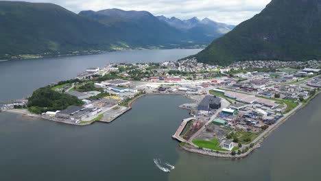 Andalsnes-Stadt,-Industrie-Und-Fjorde-Im-Weiteren-Umkreis-Von-Romsdal,-Norwegen---Luftbild-4k