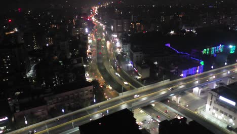 Rajkot-Luftdrohnenansicht-Vieler-Fahrzeuge,-Die-über-Die-Brücke-Fahren