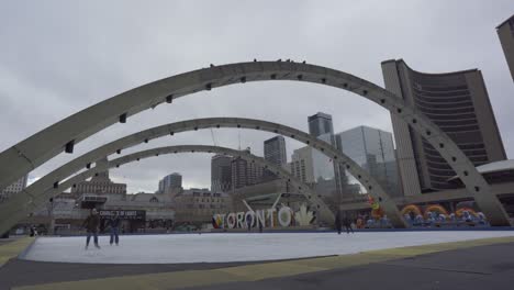 Eisläufer-Am-Nathan-Phillips-Square-Im-Winter,-Toronto