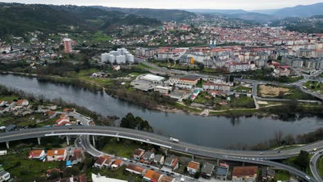 Drohne-Fliegt-über-Der-Autobahn-In-Ourense-Entlang-Des-Flusses-Zum-Thermalgebiet-Bei-Chavasqueira