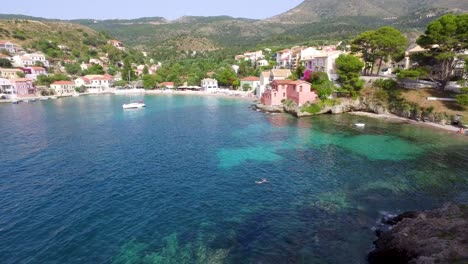 Turista-Nadando-En-Las-Cristalinas-Aguas-Azules-De-La-Playa-De-Agriosiko,-Una-Escapada-Secreta-Ubicada-En-La-Isla-De-Cefalonia-En-El-Oeste-De-Grecia