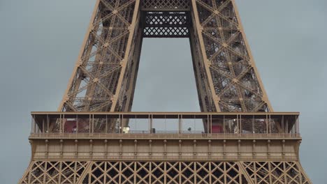 Erster-Stock-Des-Eiffelturms-Mit-Bewölktem-Himmel-Im-Hintergrund