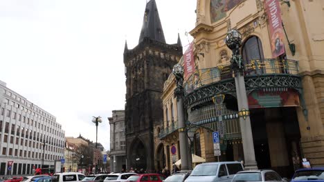 Puerta-De-Pólvora-Y-Casa-Municipal-En-Praga,-República-Checa