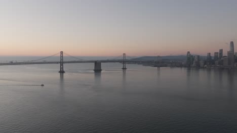 Luftaufnahme-Im-Weiten-Morgengrauen-Von-Der-Oakland-Bay-Bridge-Zur-Skyline-Von-San-Francisco-Bei-Sonnenaufgang