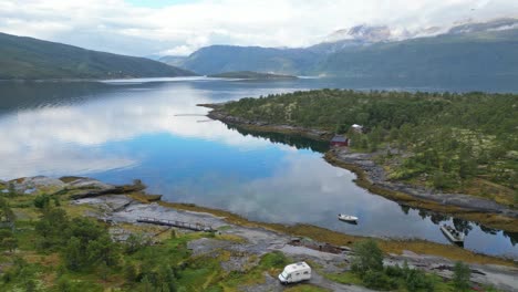 Wohnmobil-Wohnmobil-Wildcamping-Am-Fjord-In-Nordland,-Norwegen---Luftaufnahme-4k