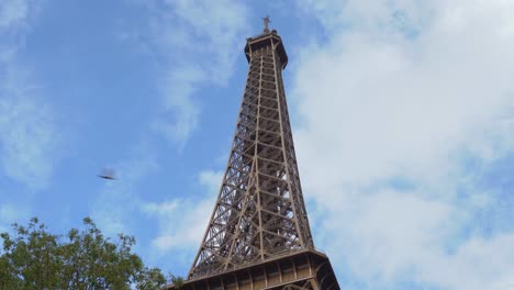 An-Einem-Kühlen-Tag-In-Paris-Ziehen-Wolken-Am-Eiffelturm-Vorbei