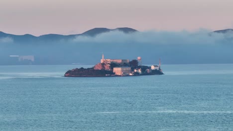 Luftaufnahme-Der-Insel-Alcatraz-In-Der-Bucht-Von-San-Francisco,-USA-Im-Morgengrauen