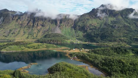 Fiordo-De-Las-Islas-Lofoten,-Naturaleza-Y-Paisaje-Montañoso-En-Grindoya,-Noruega---Círculos-Aéreos-4k
