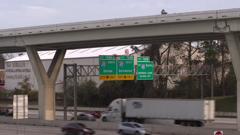 Establishing-shot-of-cars-on-I-45-North-freeway-in-Houston,-Texas