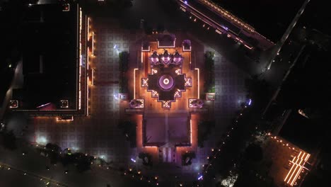 Vista-Aérea-De-Drones-De-Rajkot-De-Cerca-Se-Ven-Muchos-Templos-Grandes-Brillando-Con-Iluminación